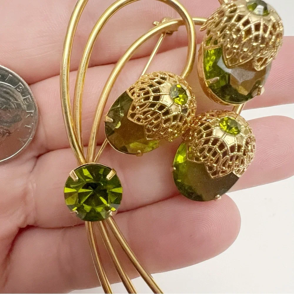 Vintage Sarah Coventry Touch of Elegance Green Glass Goldtone Filigree Brooch